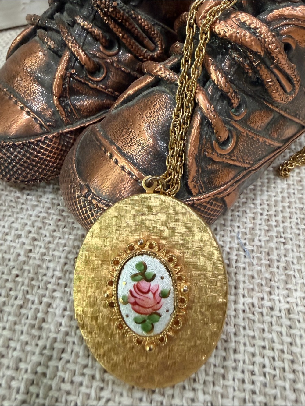 Vintage Gold-Tone Oval Locket Floral Enamel or Porcelain 50’s- 70’s Necklace